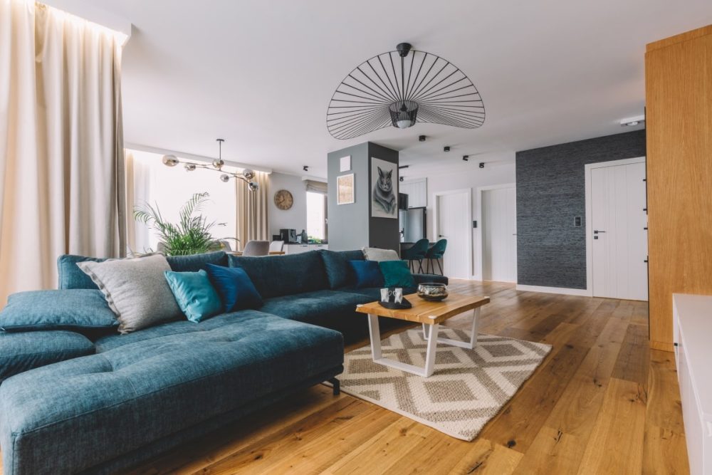 A well-staged living room, displaying a harmonious blend of minimal furniture that defines the space effectively. Strategic placement of furniture and tasteful decor illustrate a spacious and inviting environment, perfect for potential homebuyers.